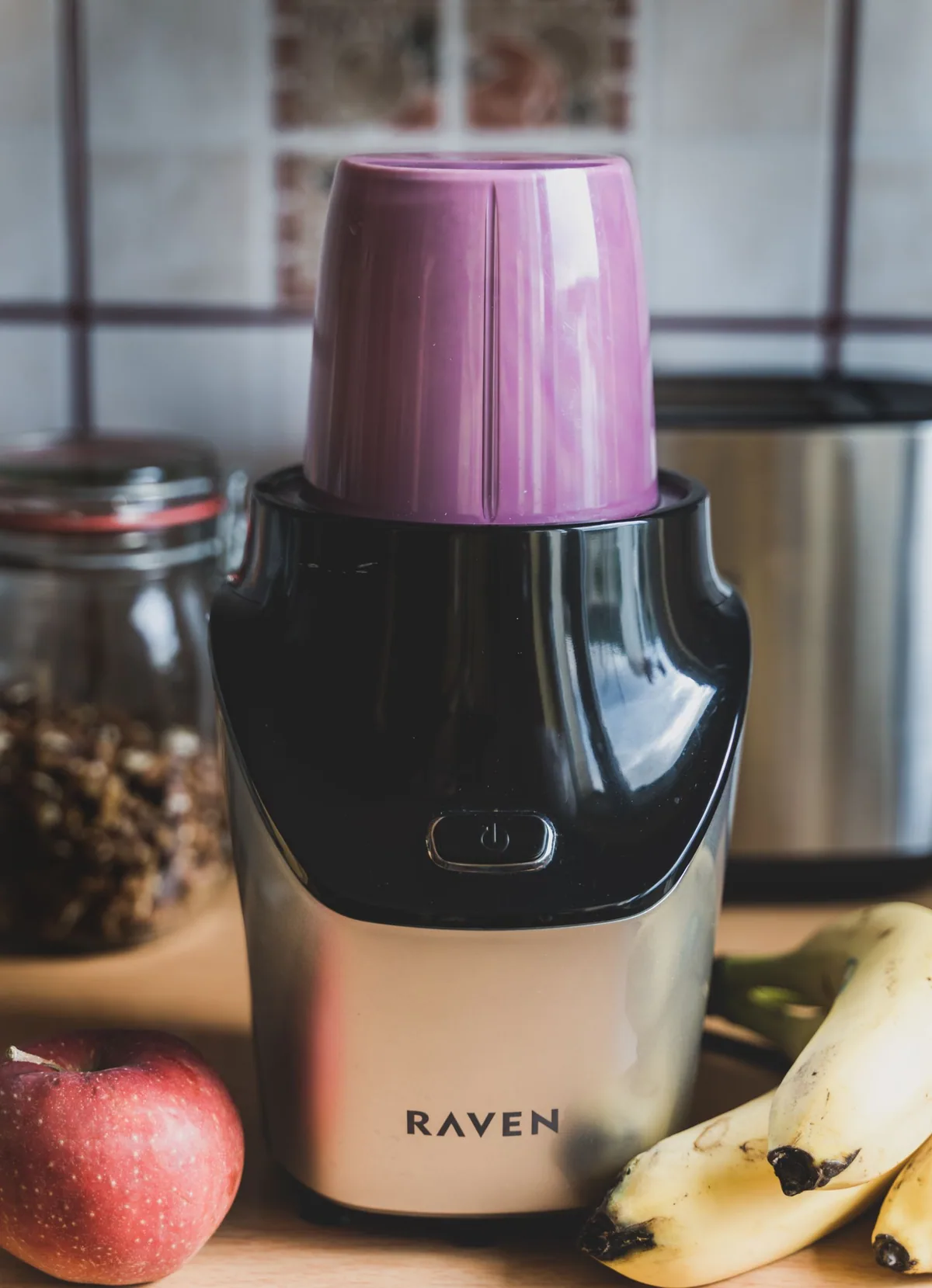 Liquidificador com frutas para o preparo de uma bebida.