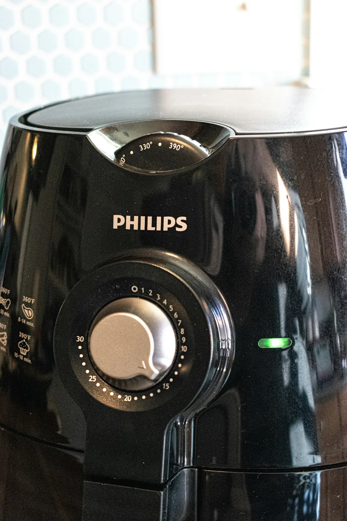 Air fryer preta sobre uma bancada.