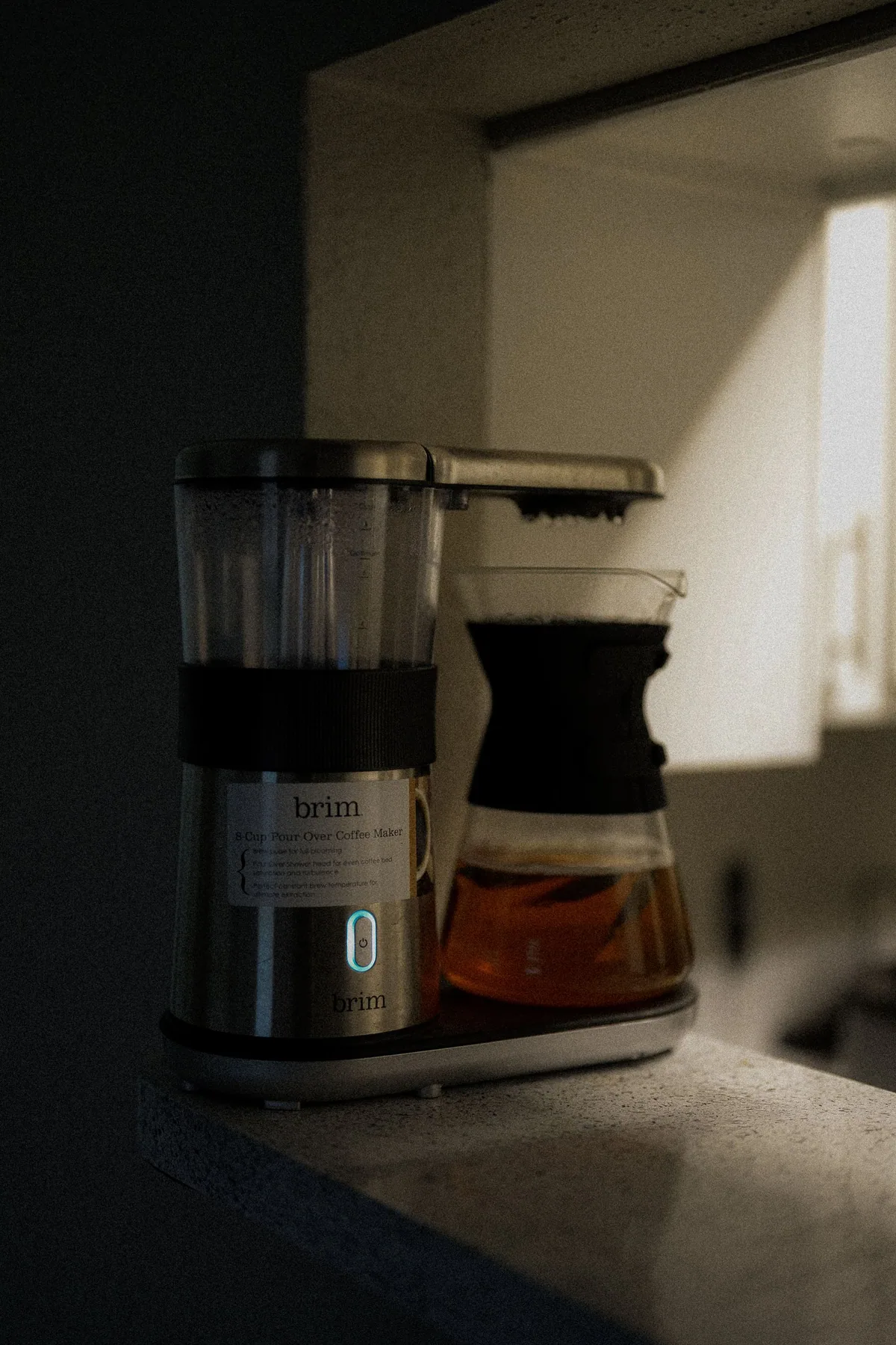 Cafeteira elétrica sobre uma bancada de cozinha.