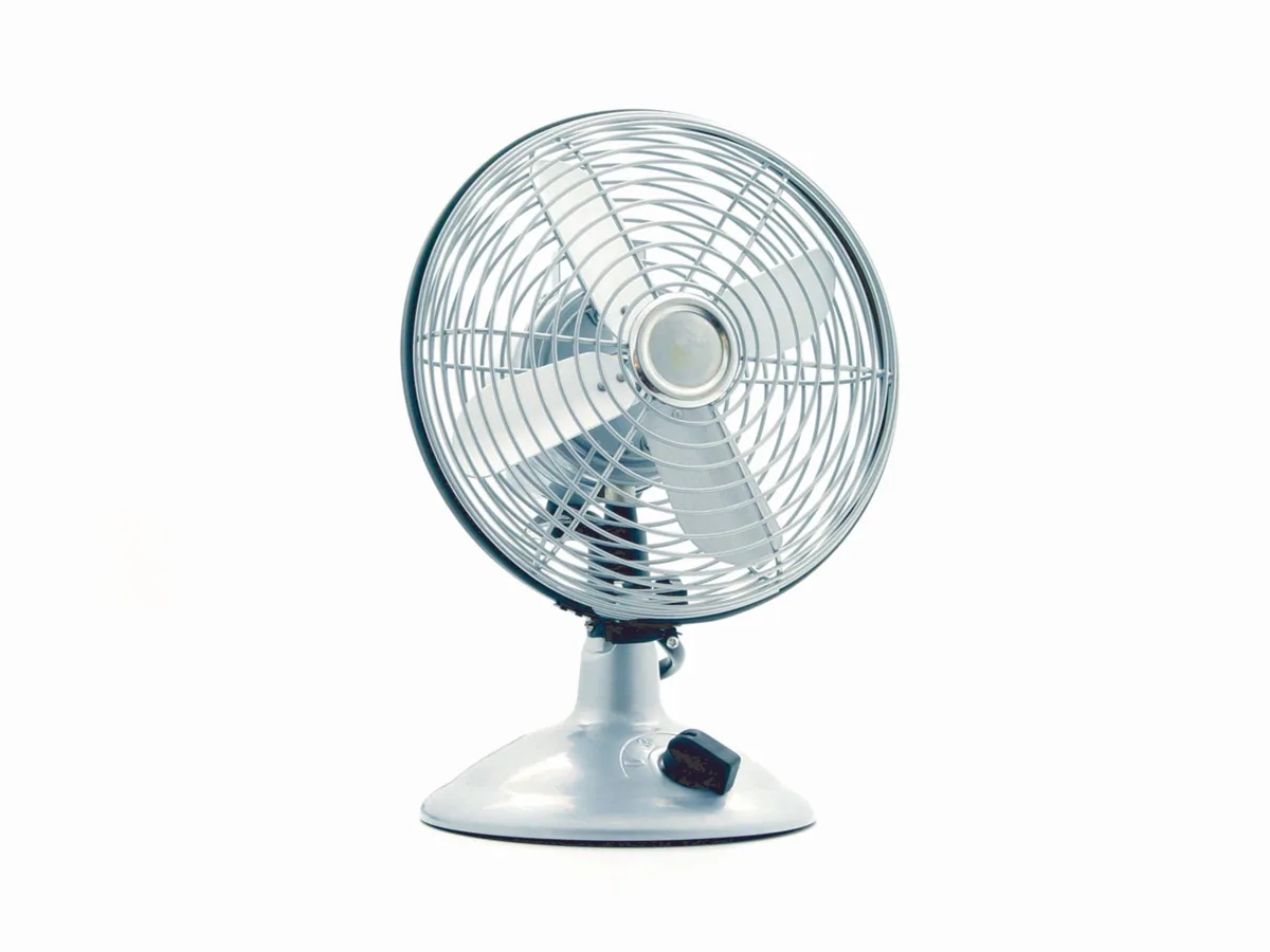 Ventilador de mesa em um ambiente claro.