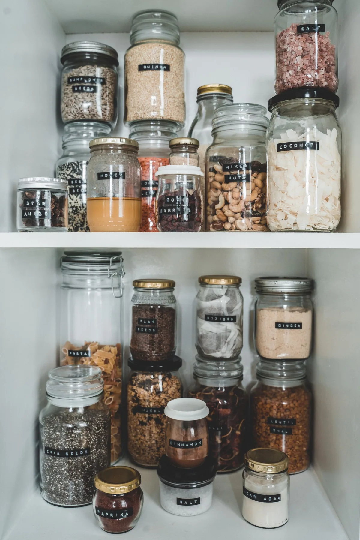 Alimentos secos em potes na despensa.